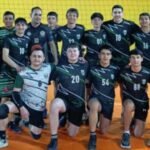 El equipo masculino de Alumni, acompañado por el profesor Luis Sanfilippo, durante su participación en la competencia.