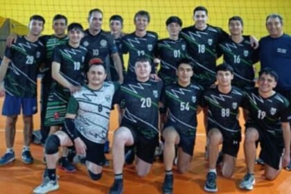 El equipo masculino de Alumni, acompañado por el profesor Luis Sanfilippo, durante su participación en la competencia.