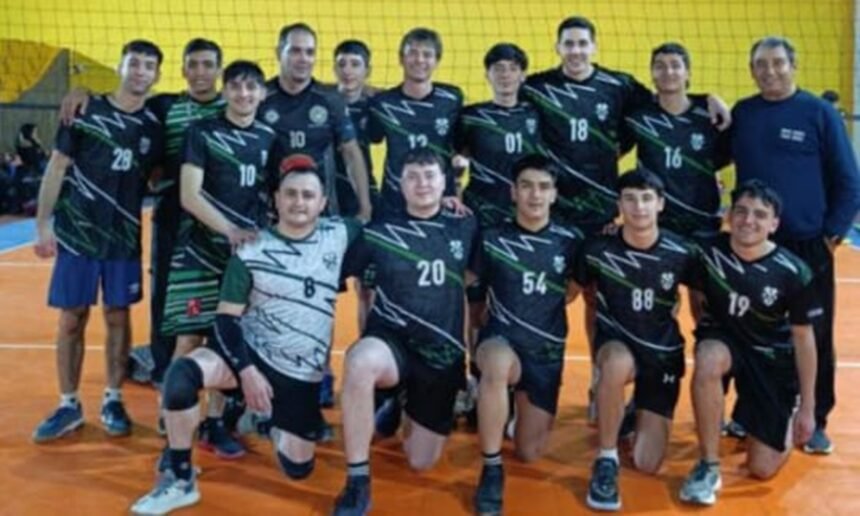 El equipo masculino de Alumni, acompañado por el profesor Luis Sanfilippo, durante su participación en la competencia.