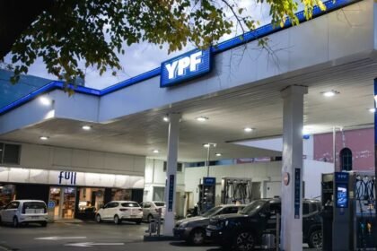 Una estación de servicio de YPF, en el marco de los cambios anunciados en la política de precios de los combustibles.