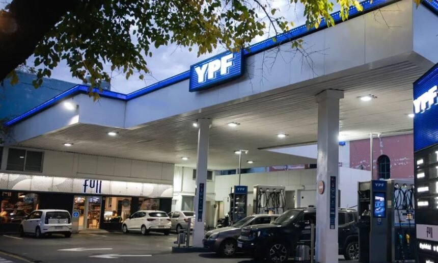 Una estación de servicio de YPF, en el marco de los cambios anunciados en la política de precios de los combustibles.