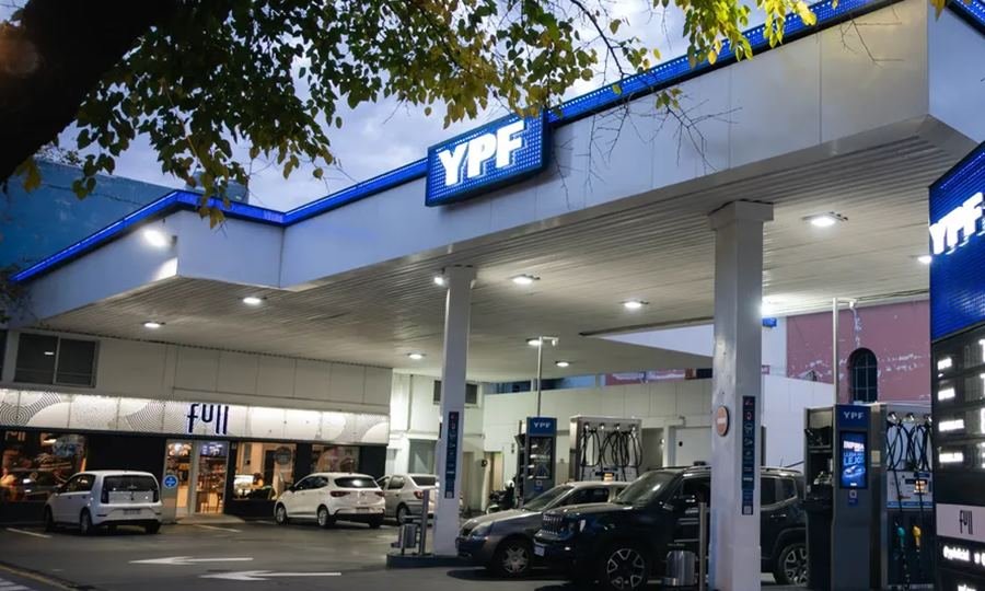 Una estación de servicio de YPF, en el marco de los cambios anunciados en la política de precios de los combustibles.
