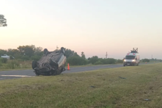 Personal de seguridad vial trabajó en la autopista Rosario–Santa Fe, a la altura de Sauce Viejo, donde un automóvil chocó contra un caballo suelto y ocurrió el accidente fatal.
