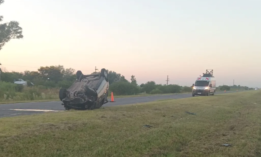 Personal de seguridad vial trabajó en la autopista Rosario–Santa Fe, a la altura de Sauce Viejo, donde un automóvil chocó contra un caballo suelto y ocurrió el accidente fatal.