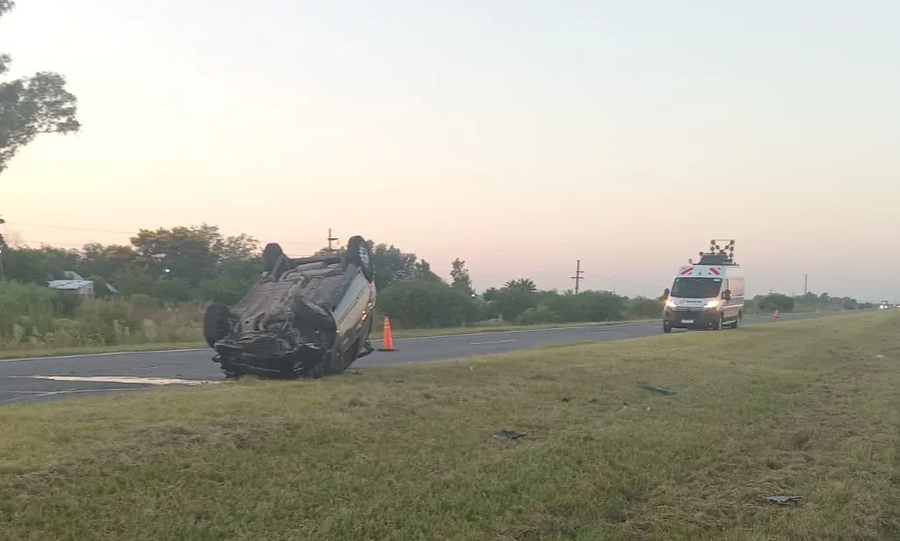 Personal de seguridad vial trabajó en la autopista Rosario–Santa Fe, a la altura de Sauce Viejo, donde un automóvil chocó contra un caballo suelto y ocurrió el accidente fatal.