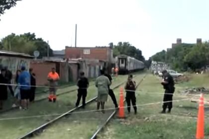 Paso a nivel de avenida Uriburu y Flamarión, en Rosario, donde se produjo el fatal accidente ferroviario.