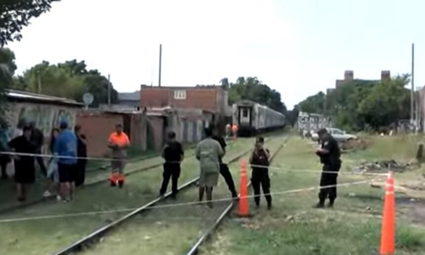 Paso a nivel de avenida Uriburu y Flamarión, en Rosario, donde se produjo el fatal accidente ferroviario.