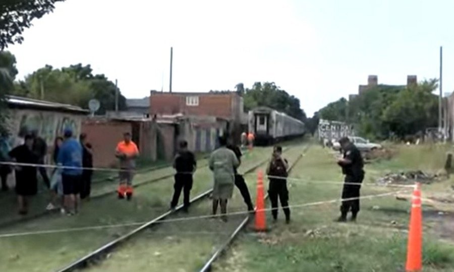 Paso a nivel de avenida Uriburu y Flamarión, en Rosario, donde se produjo el fatal accidente ferroviario.