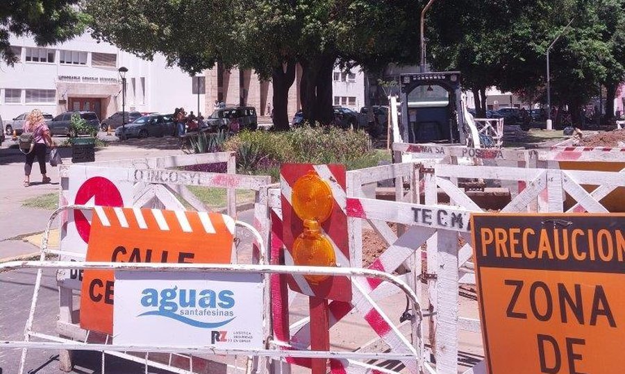 Trabajos de renovación de cañerías de agua potable en el macrocentro de la ciudad de Santa Fe.