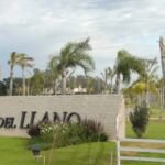 Acceso principal al barrio privado Aires del Llano, ubicado sobre la Autopista Santa Fe–Rosario. (Foto de archivo)