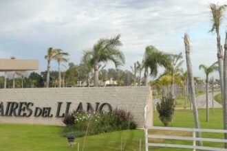 Acceso principal al barrio privado Aires del Llano, ubicado sobre la Autopista Santa Fe–Rosario. (Foto de archivo)