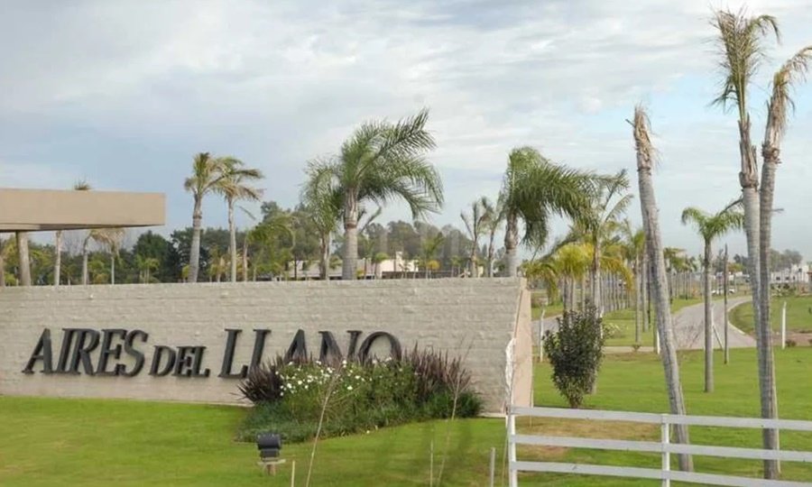 Acceso principal al barrio privado Aires del Llano, ubicado sobre la Autopista Santa Fe–Rosario. (Foto de archivo)