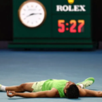Carlos Alcaraz permanece tendido en el piso, visiblemente exhausto, luego de una batalla de más de cinco horas que lo depositó en la final del Abierto de Australia.