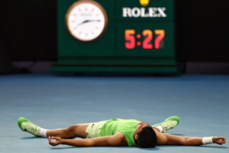 Carlos Alcaraz permanece tendido en el piso, visiblemente exhausto, luego de una batalla de más de cinco horas que lo depositó en la final del Abierto de Australia.