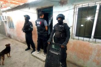 Operativos de la Policía de Investigaciones durante allanamientos realizados en distintos barrios de la ciudad de Santa Fe.