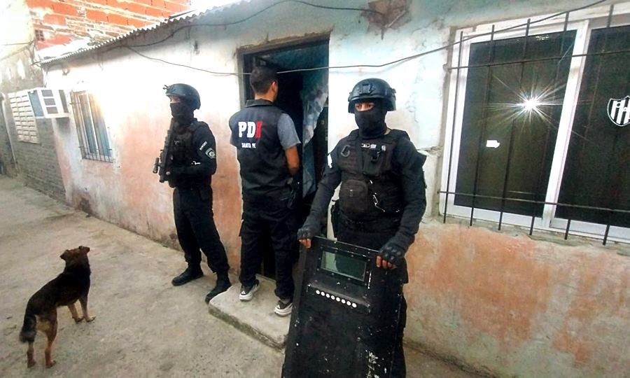 Operativos de la Policía de Investigaciones durante allanamientos realizados en distintos barrios de la ciudad de Santa Fe.