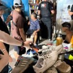 Personal policial ingresa a una vivienda durante uno de los 31 allanamientos simultáneos realizados en barrios del noroeste de la ciudad de Santa Fe.