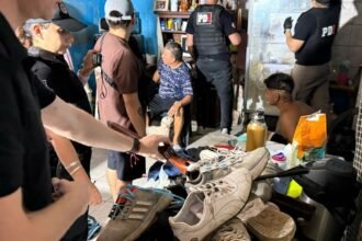 Personal policial ingresa a una vivienda durante uno de los 31 allanamientos simultáneos realizados en barrios del noroeste de la ciudad de Santa Fe.