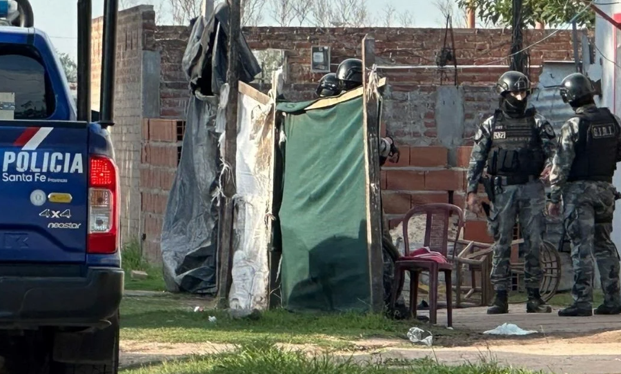 Amplio despliegue de fuerzas de seguridad durante uno de los allanamientos realizados en barrios del norte de la ciudad de Santa Fe.