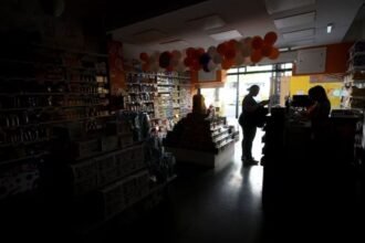 Cortes de energía eléctrica afectaron a barrios del AMBA durante una jornada de altas temperaturas y elevada demanda de consumo.