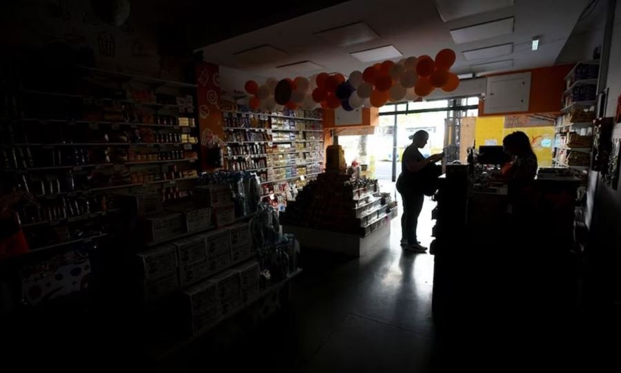 Cortes de energía eléctrica afectaron a barrios del AMBA durante una jornada de altas temperaturas y elevada demanda de consumo.