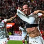 Tomás Molina celebra su gol de cabeza en el final del partido que le dio el triunfo a Argentinos Juniors en La Paternal.