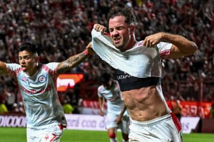 Tomás Molina celebra su gol de cabeza en el final del partido que le dio el triunfo a Argentinos Juniors en La Paternal.