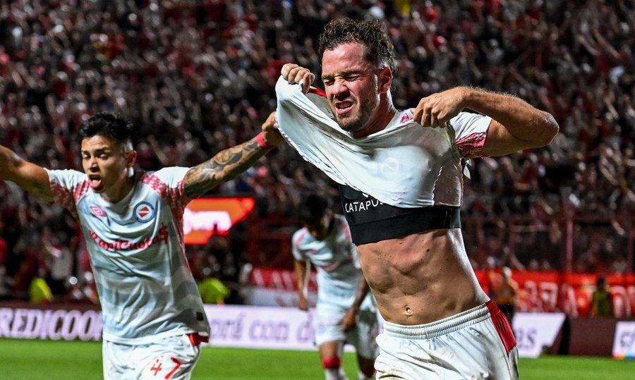 Tomás Molina celebra su gol de cabeza en el final del partido que le dio el triunfo a Argentinos Juniors en La Paternal.