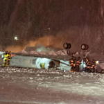 Restos de una aeronave en la pista del Aeropuerto Internacional de Bangor, en Maine, tras un accidente ocurrido durante una tormenta invernal.