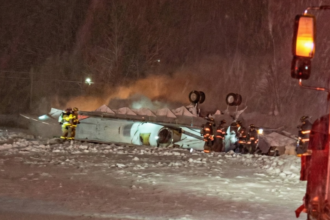 Restos de una aeronave en la pista del Aeropuerto Internacional de Bangor, en Maine, tras un accidente ocurrido durante una tormenta invernal.