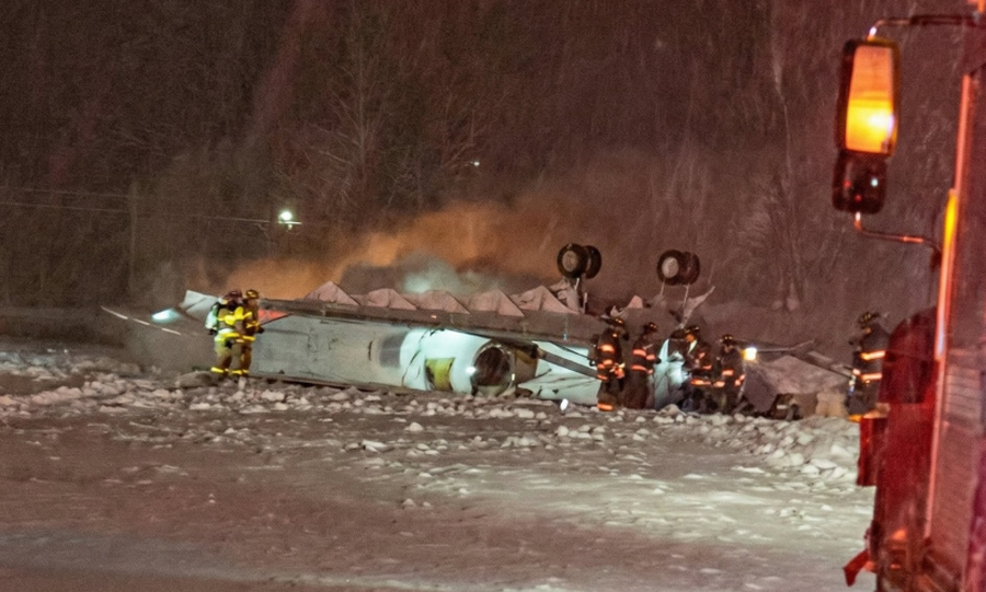 Restos de una aeronave en la pista del Aeropuerto Internacional de Bangor, en Maine, tras un accidente ocurrido durante una tormenta invernal.