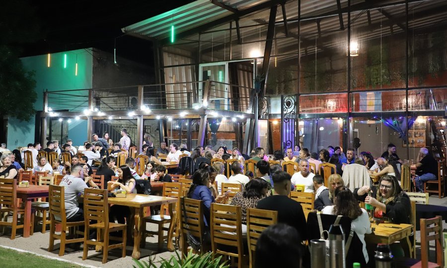 Vecinos y visitantes disfrutan de la oferta gastronómica y la música en vivo durante la “Noche de Bares” en la Plaza Central de Laguna Paiva, en una jornada que reunió a los bares locales y a la comunidad.