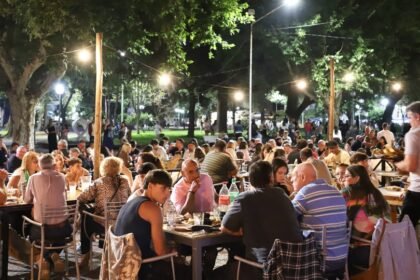 Vecinos y familias disfrutan de la “Noche de Bares” en la Plaza Central “Reynaldo Cullen”, en una jornada de música, gastronomía y encuentro comunitario en Laguna Paiva.