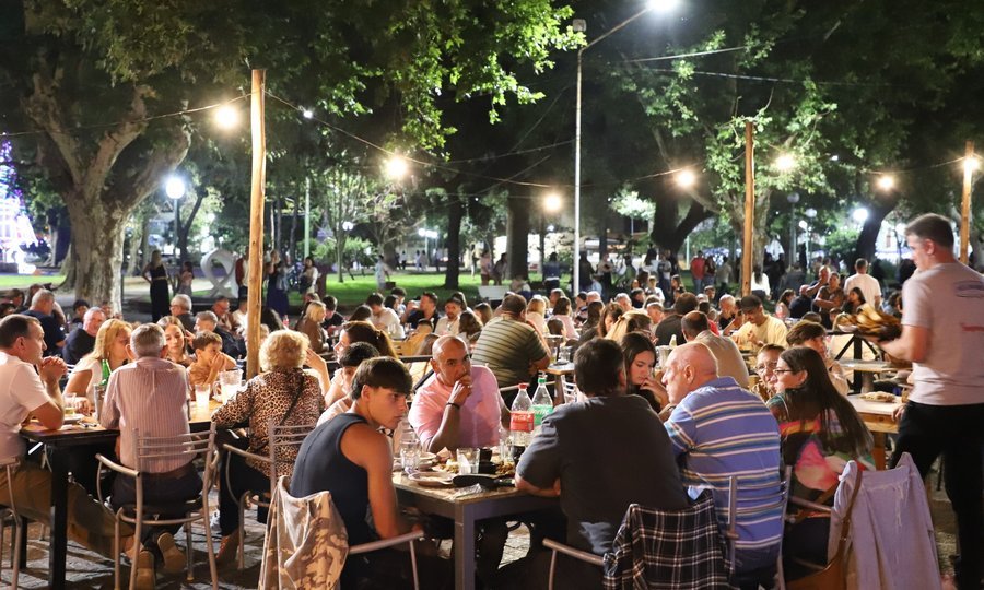 Vecinos y familias disfrutan de la “Noche de Bares” en la Plaza Central “Reynaldo Cullen”, en una jornada de música, gastronomía y encuentro comunitario en Laguna Paiva.