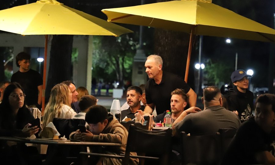 El intendente Elvio Cotterli acompañó a vecinos y emprendedores durante la “Noche de Bares” en la Plaza Central “Reynaldo Cullen”, una jornada que combinó música, gastronomía y encuentro comunitario en Laguna Paiva.