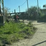 Vecinos de Barrio Alfonso viven sobre los desagües cloacales, a pocas cuadras de la Casa de Gobierno santafesina.