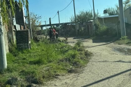 Vecinos de Barrio Alfonso viven sobre los desagües cloacales, a pocas cuadras de la Casa de Gobierno santafesina.