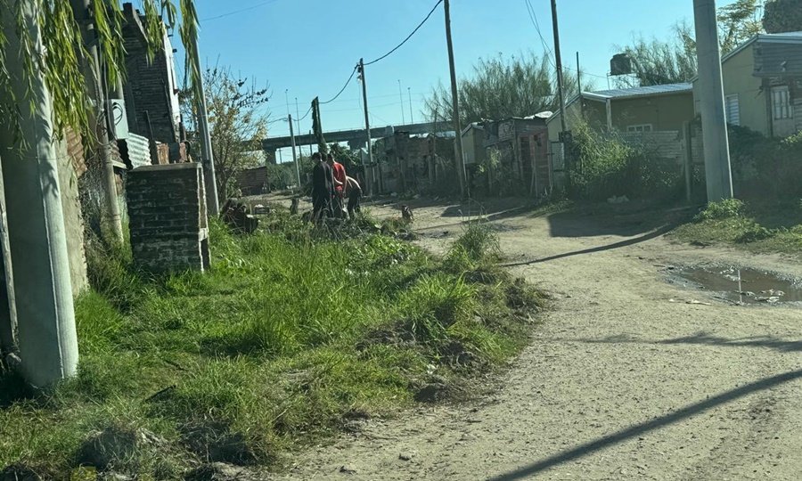 Vecinos de Barrio Alfonso viven sobre los desagües cloacales, a pocas cuadras de la Casa de Gobierno santafesina.