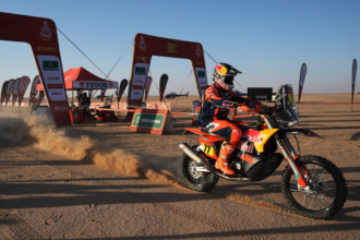 Luciano Benavides, en acción sobre su KTM durante una etapa del Rally Dakar, símbolo de constancia y competitividad en el desierto.