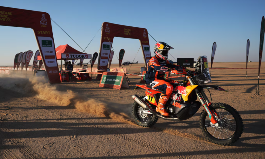 Luciano Benavides, en acción sobre su KTM durante una etapa del Rally Dakar, símbolo de constancia y competitividad en el desierto.