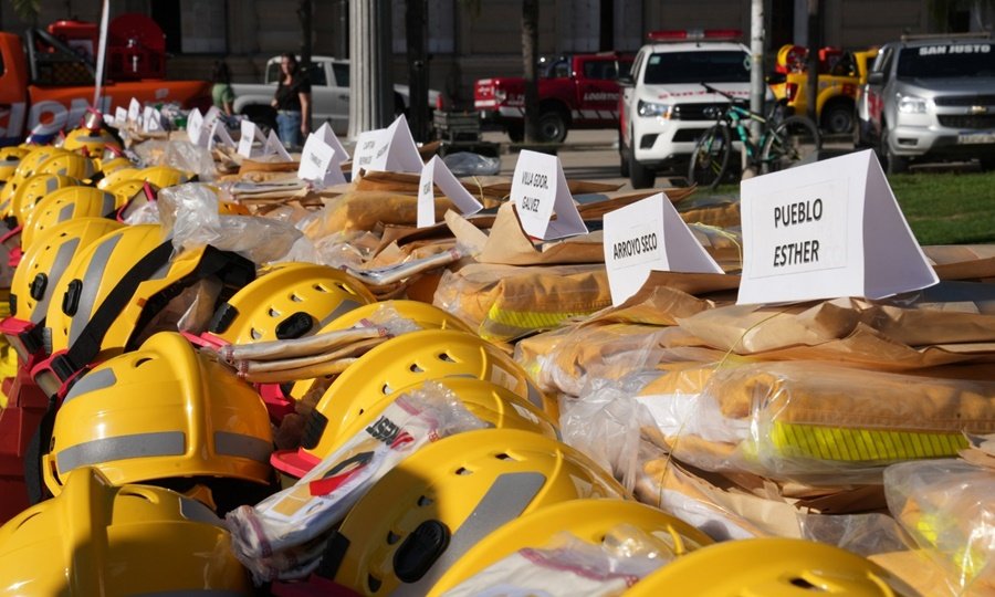 Equipos destinados a Bomberos Voluntarios de distintos puntos de Santa Fe, para fortalecer la lucha contra incendios forestales.