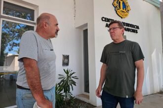 Rodrigo Borla durante la recorrida por centros de salud de la ciudad de San Justo, donde relevó necesidades edilicias y dialogó con el personal.