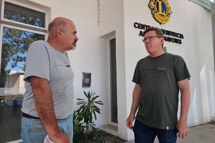 Rodrigo Borla durante la recorrida por centros de salud de la ciudad de San Justo, donde relevó necesidades edilicias y dialogó con el personal.