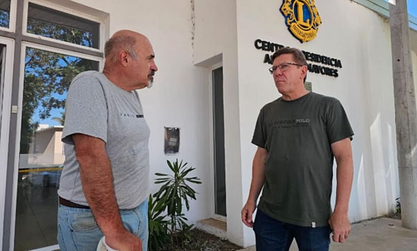 Rodrigo Borla durante la recorrida por centros de salud de la ciudad de San Justo, donde relevó necesidades edilicias y dialogó con el personal.