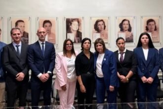 Patricia Bullrich junto a familiares de Jeremías Monzón durante el encuentro en el Senado de la Nación.