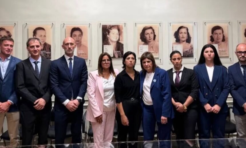 Patricia Bullrich junto a familiares de Jeremías Monzón durante el encuentro en el Senado de la Nación.