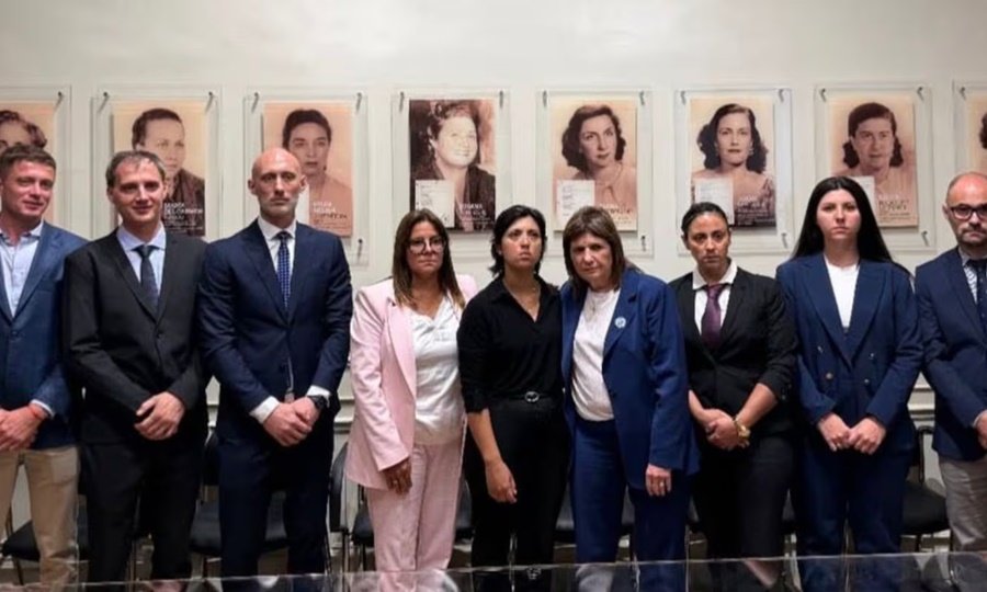 Patricia Bullrich junto a familiares de Jeremías Monzón durante el encuentro en el Senado de la Nación.