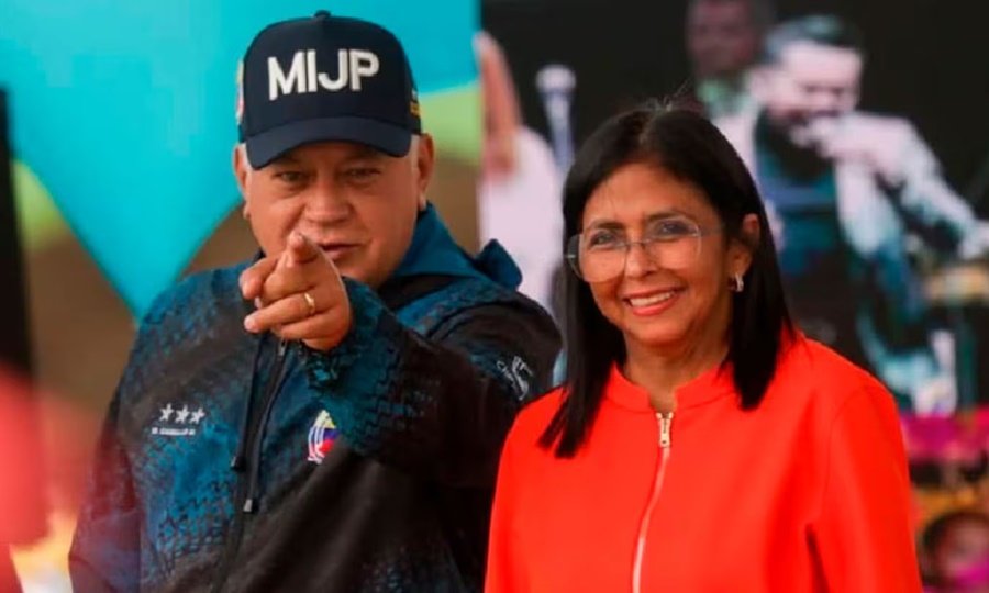 Diosdado Cabello y Delcy Rodríguez durante un acto oficial del gobierno venezolano en Caracas.