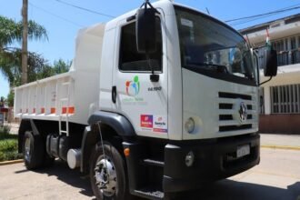 Nuevo camión Volkswagen incorporado por la Municipalidad de Laguna Paiva para reforzar su flota de servicios públicos.