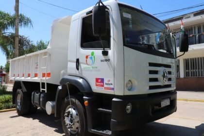 Nuevo camión Volkswagen incorporado por la Municipalidad de Laguna Paiva para reforzar su flota de servicios públicos.